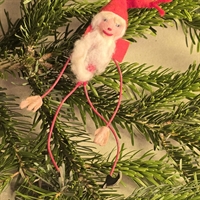 langarmet-langbenet-nisse-langt-hvidt-skaeg-gammel-julepynt-papir-metal-vat-